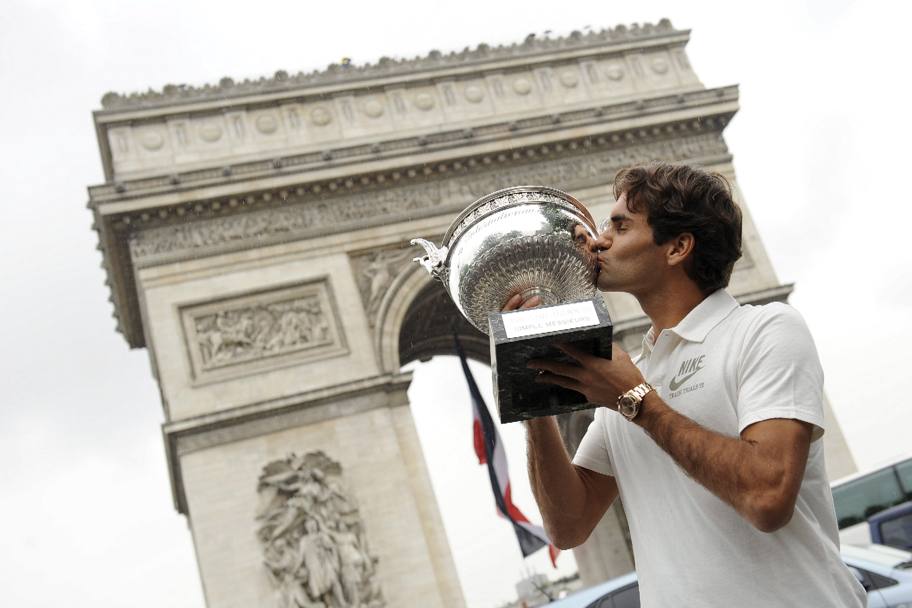 Parigi, 7 giugno 2009, Internazionali di Francia: dopo molti tentativi, Roger vince al Roland Garros sconfiggendo lo svedese Robin Soderling (Epa)
